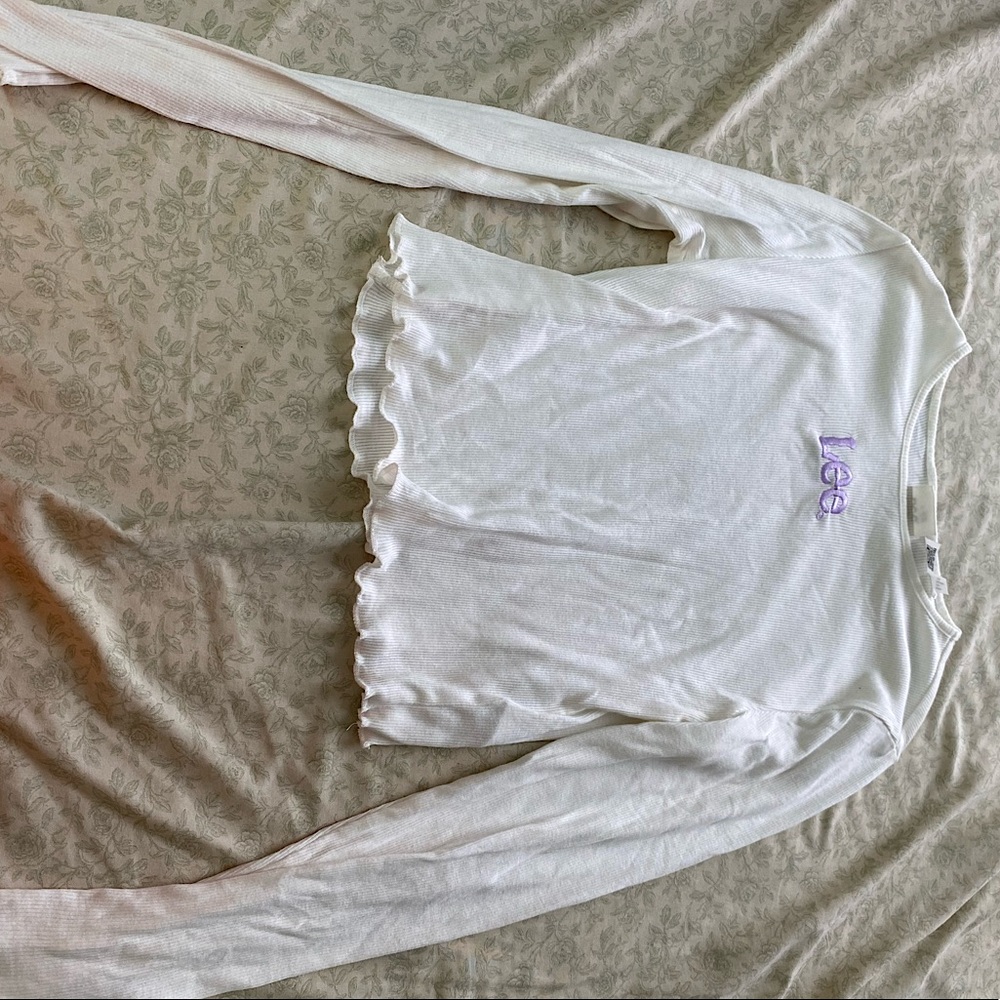 White long sleeve with the logo “Lee”